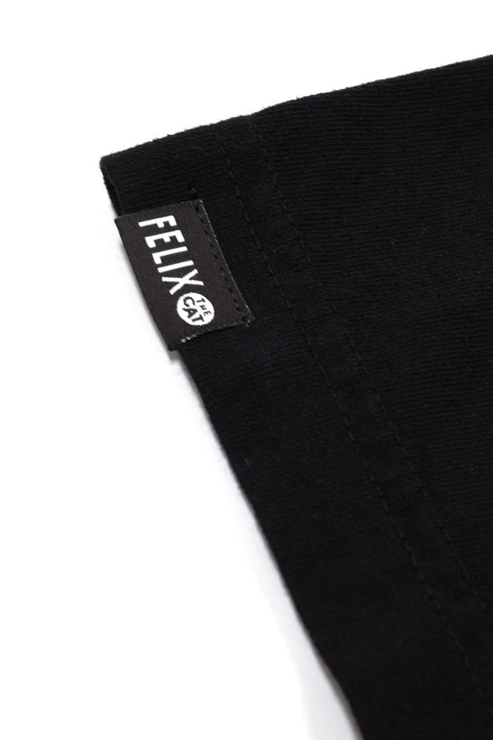 "Detailaufnahme des Babylon LA x Felix the Cat Spray T-Shirts – hochwertiger Print auf weicher schwarzer Baumwolle"