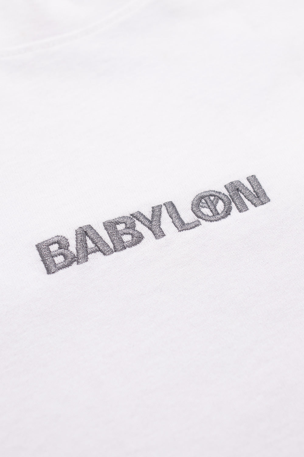 Babylon LA Shop Tee Weiß – Oversized T-Shirt aus 100 % Baumwolle mit dezenter, gestickter Logo-Applikation auf der Brust für einen cleanen und modernen Style.