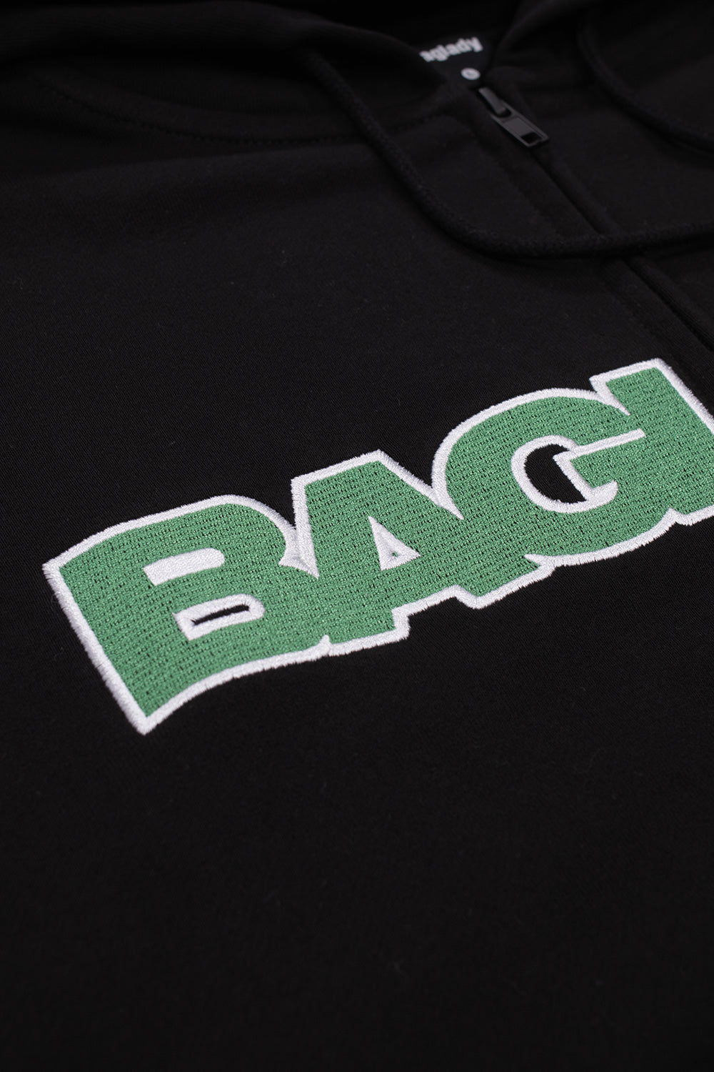 "Detailaufnahme des Baglady Logo Full Zip Hoodies – hochwertige Materialien und auffälliges Logo für ein trendiges Design"