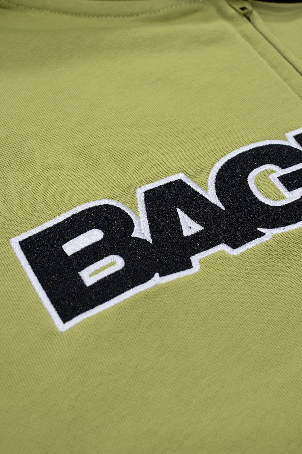 "Detailaufnahme des Baglady Logo Full Zip Hoodies – hochwertiger Fleece-Stoff und großes Logo auf der Brust für urbanen Style"