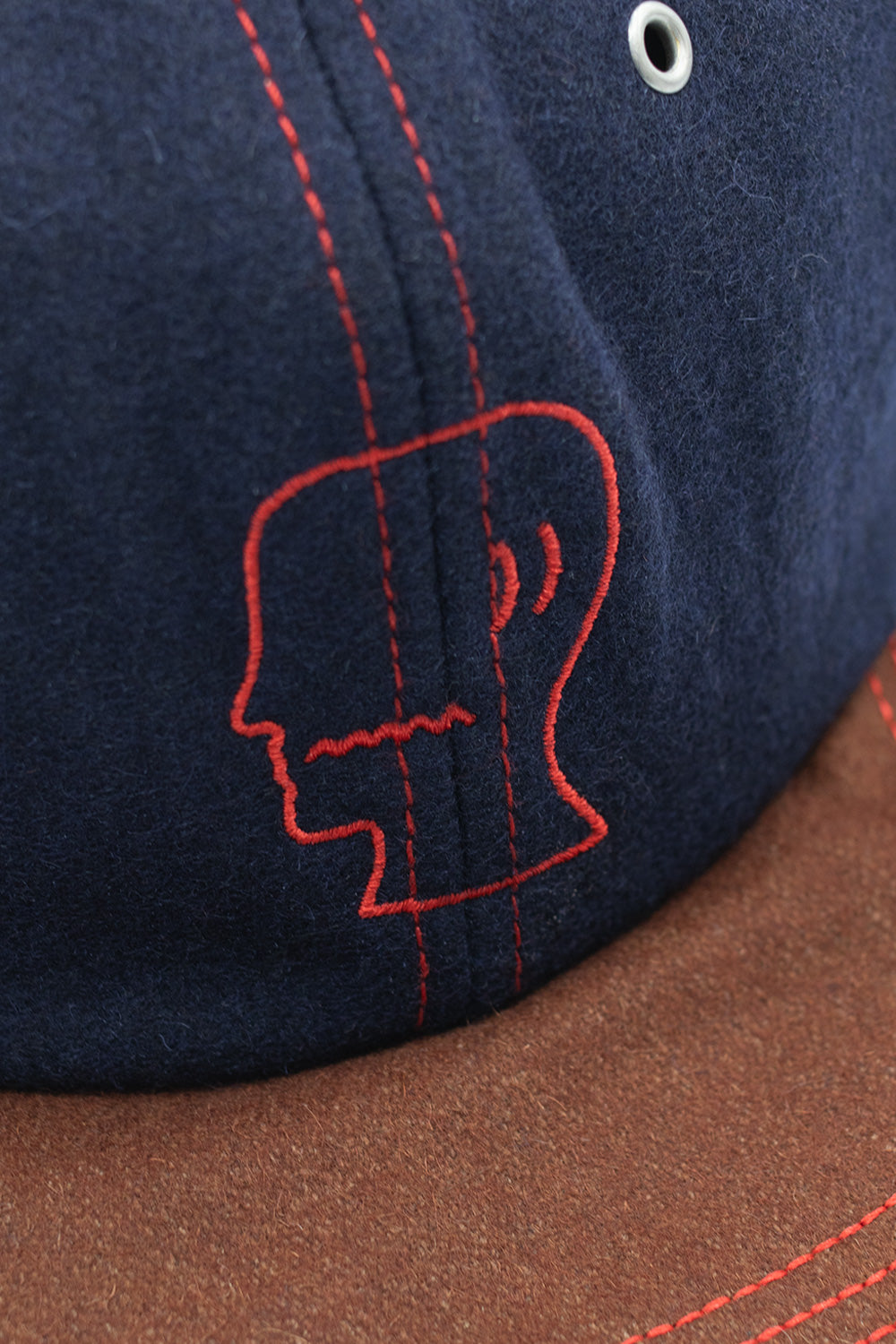 Flannel Wire Birm Hat von Brain Dead – Dunkelblaue Dad Cap mit Wollmischung, gesticktem Frontlogo und kontrastierenden Details.