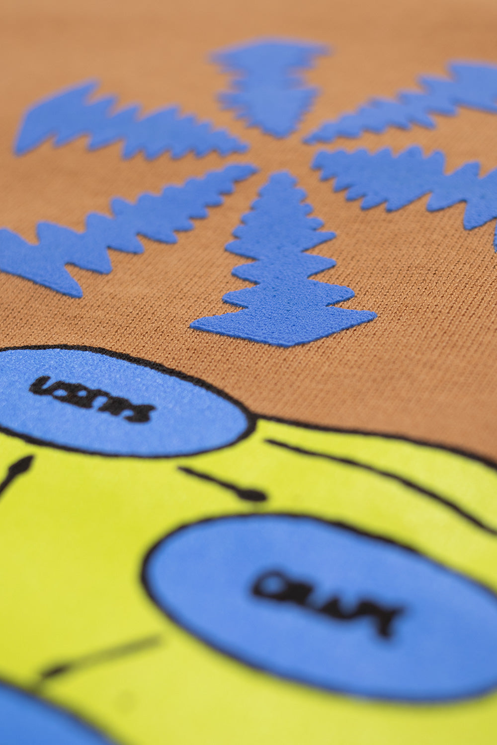 Graphic T-Shirt in Cumin von Brain Dead – Mischung aus Streetwear, Popkultur und experimentellem Design