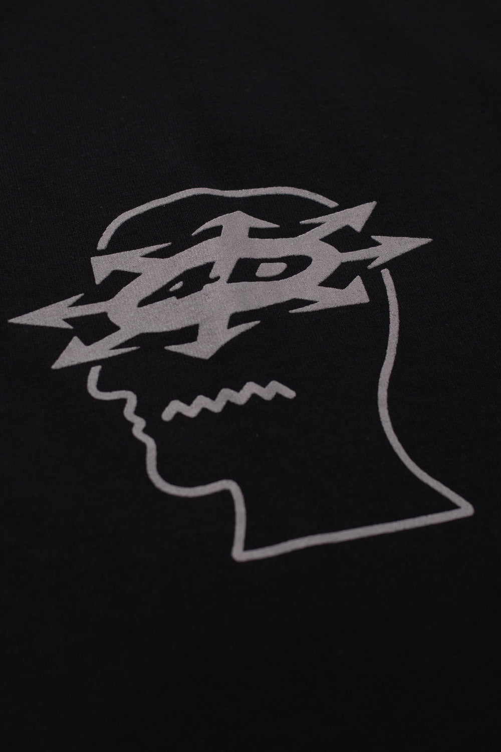 Brain Dead T-Shirt mit Used-Look und subversivem Frontprint – Ausdruck von Individualismus und Stilbruch