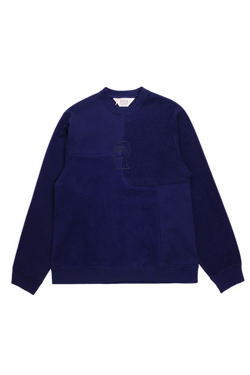 Vorderansicht des Brain Dead Crewnecks in Dunkelblau mit markanten Farbakzenten und gesticktem Branding