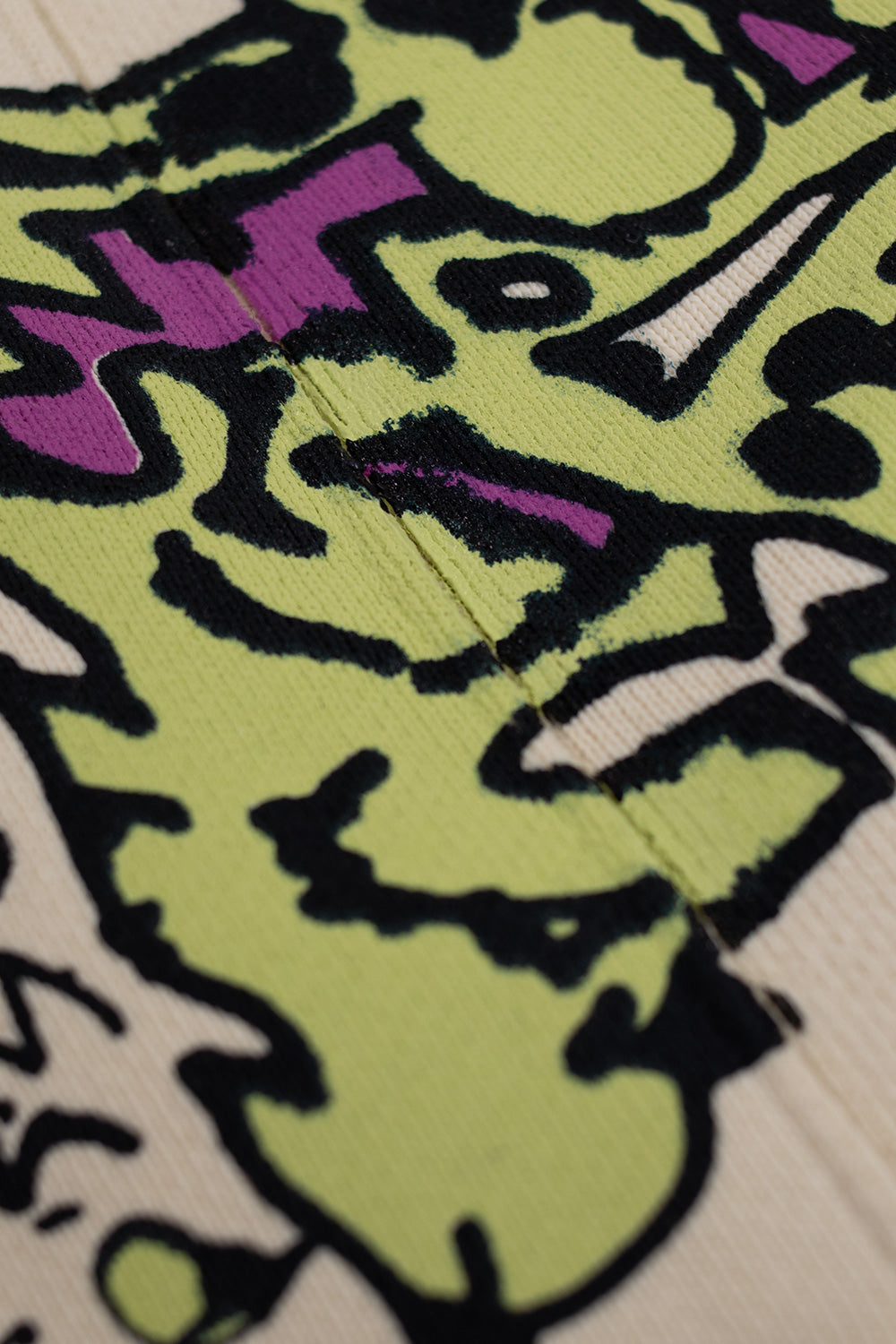 Detailaufnahme des Brain Dead Hoodies mit markantem Kopf-Motiv – inspiriert von Comic-Art und Subkultur