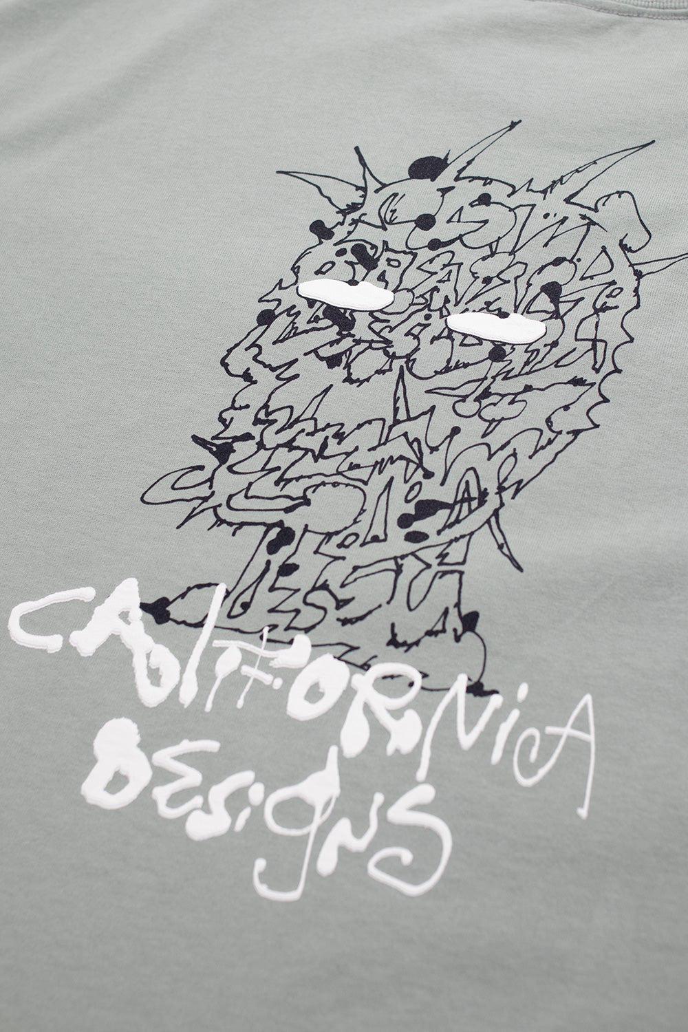 Detailaufnahme der experimentellen Grafik auf dem Brain Dead Skram Shirt – inspiriert von Skate- und Punk-Kultur