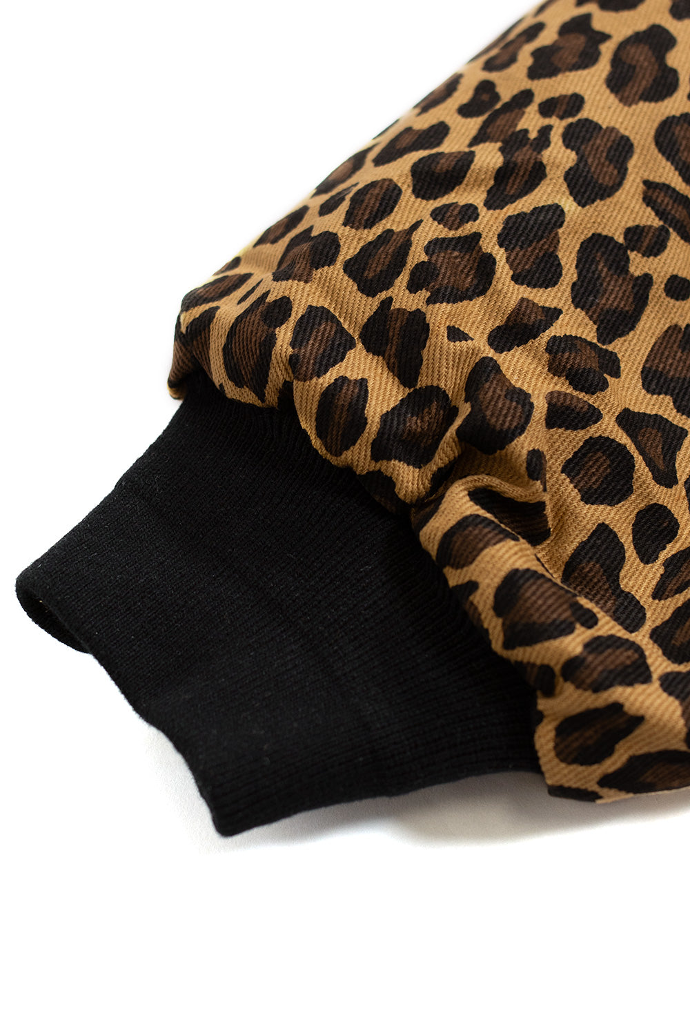 Brain Dead Leo-Fliegerjacke – Statement-Jacke mit gewebtem Schriftzug, elastischem Saum und warmer Steppfütterung im klassischen Boxy-Fit.