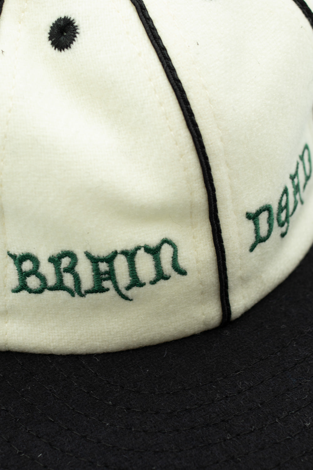 Brain Dead 8 Panel Hat Natural – Stylische Dad Cap aus Wollmischung mit Sweatband innen, gesticktem Logo und kontrastierender Naht für einen zeitlosen Look.