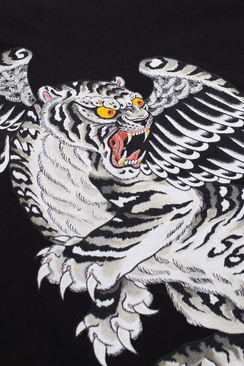 "Detailaufnahme des Bronze 56K Tiger Pocket T-Shirts – gesticktes Tiger-Motiv auf der Brusttasche"