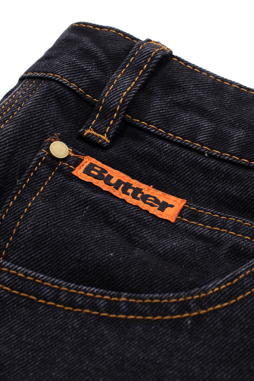 "Seitenansicht der Butter Goods Baggy Denim in gewaschenem Schwarz – angesagter Baggy-Stil für bequemen Tragekomfort"