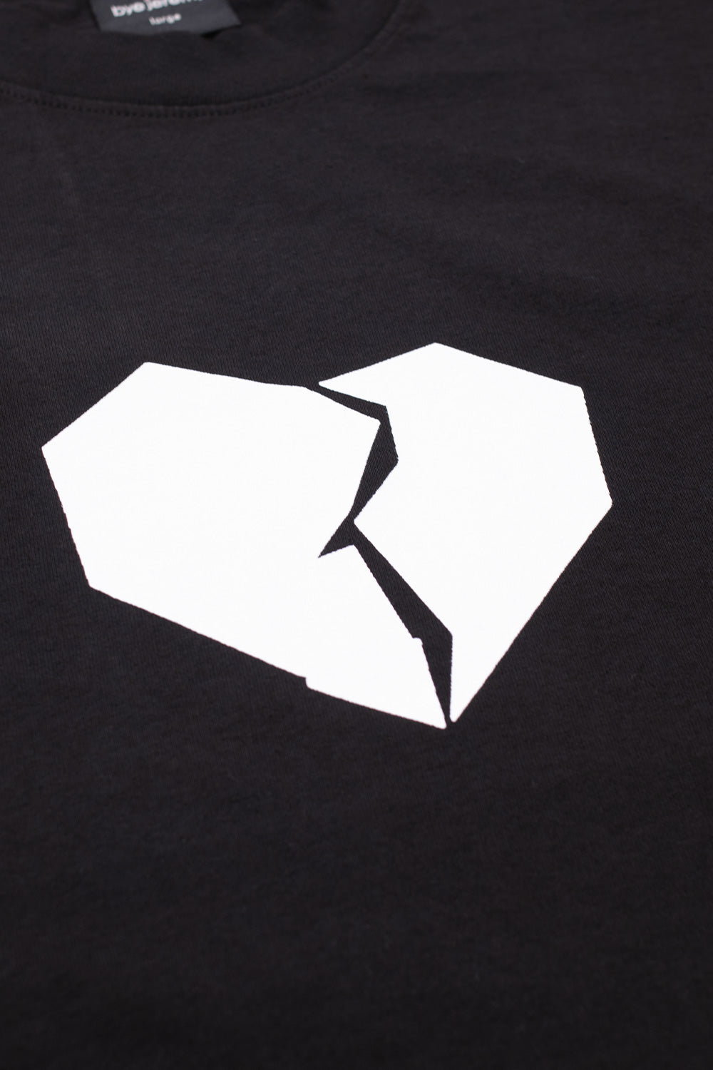 Edles schwarzes T-Shirt von Bye Jeremy mit markantem Herz-Print, ideal für trendbewusste Fashion-Liebhaber.