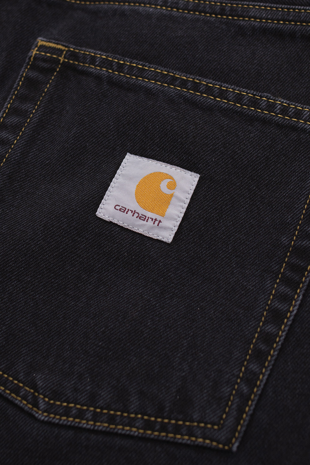 Carhartt WIP Brandon Short – Bequeme schwarze Jeansshorts mit lässiger Passform, atmungsaktivem Baumwollstoff und ikonischem Logo-Patch auf der Gesäßtasche.