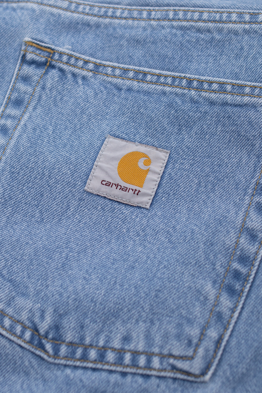 Carhartt WIP Brandon Short – Loose-Fit-Jeansshorts aus schwerem Smith Denim mit Stone Bleached Waschung, niedriger Bundhöhe und verstärkten Nähten für extra Langlebigkeit.