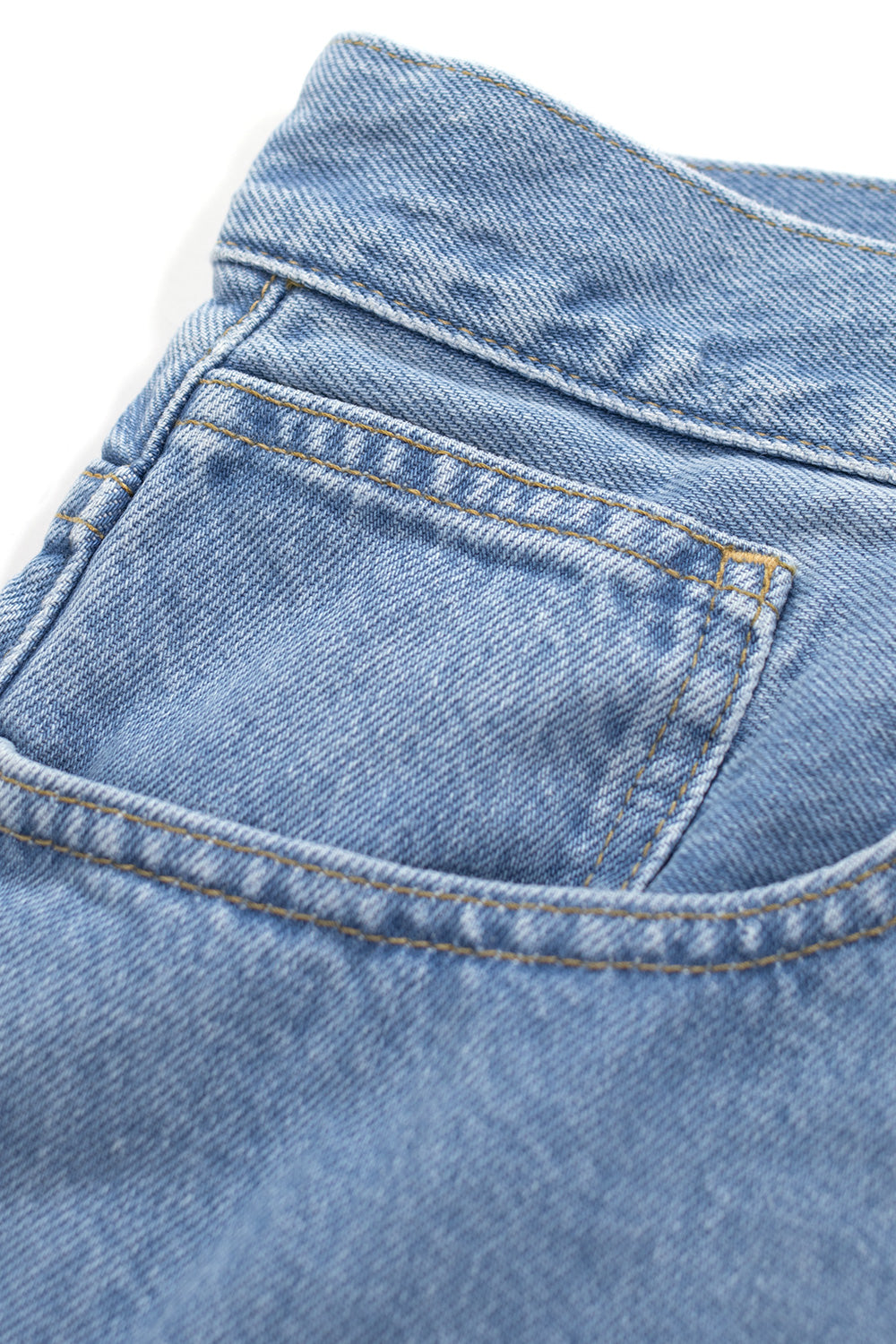 Carhartt WIP Brandon Short Blue – Lässige, robuste 100 % Baumwoll-Shorts mit Stone Bleached Finish, verstärkten Nähten und bequemer Low Crotch Passform für maximalen Komfort.