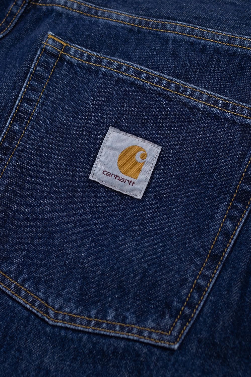 Carhartt WIP Brandon Short Stone Washed – Lässige Denim-Shorts mit authentischem Vintage-Look, klassischem 5-Pocket-Design und ikonischem Carhartt-Logo-Patch.