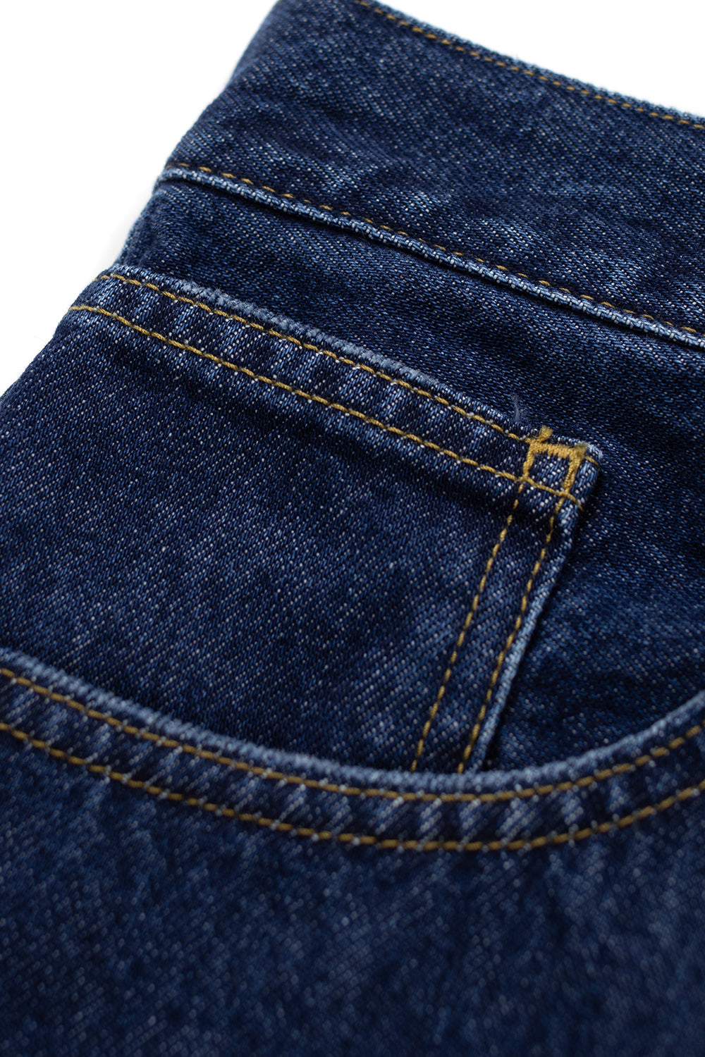 Blaue Carhartt WIP Brandon Short – Schwerer 13.5 oz Smith Denim mit relaxed Fit, verstärkten Nähten und modernem Stone-Wash-Finish für einen zeitlosen Look.