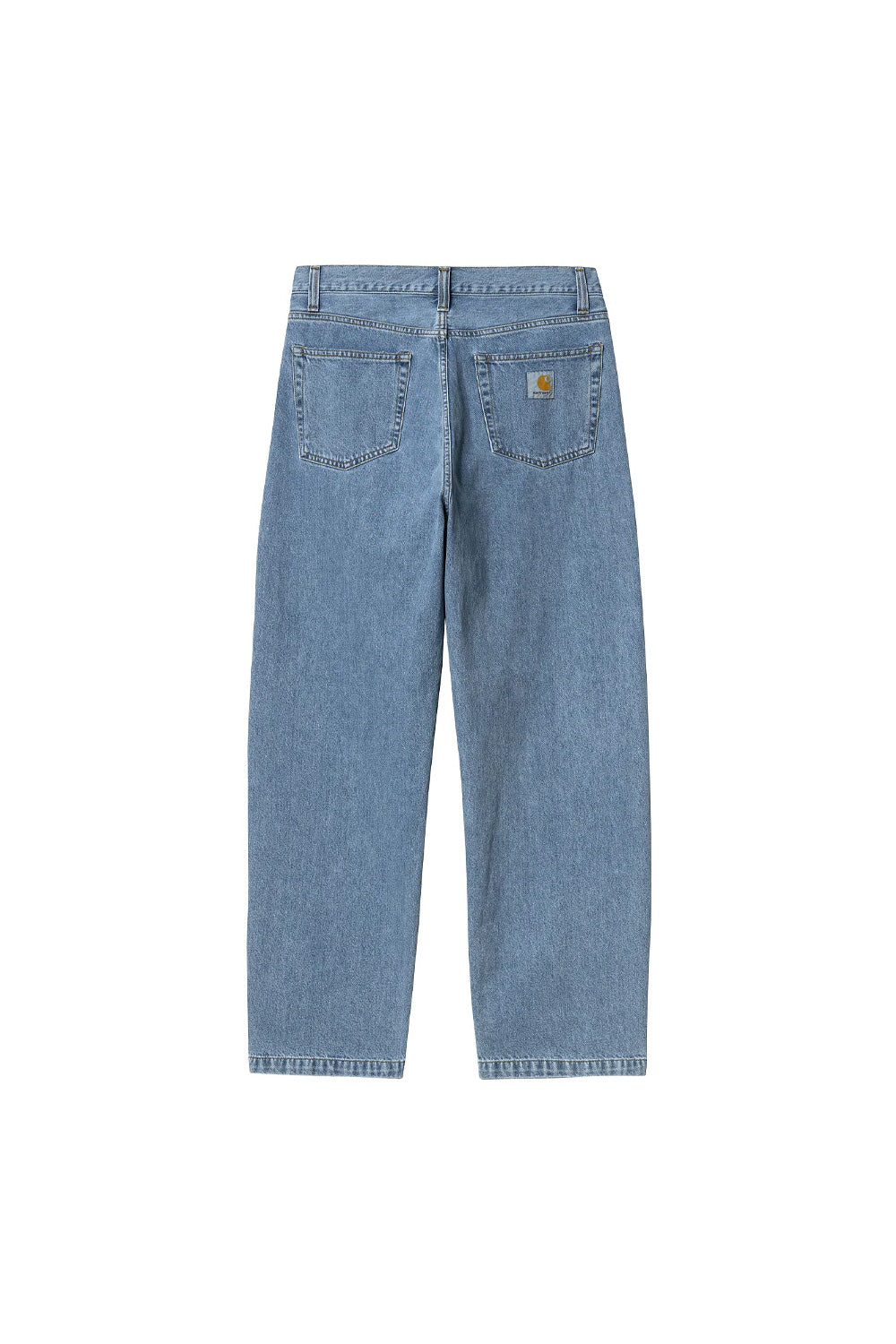 "Rückansicht der Carhartt WIP Landon Baggy Pant in Blue Heavy Stone Washed – quadratisches gewebtes Carhartt-Label und Rückenpasse sichtbar"