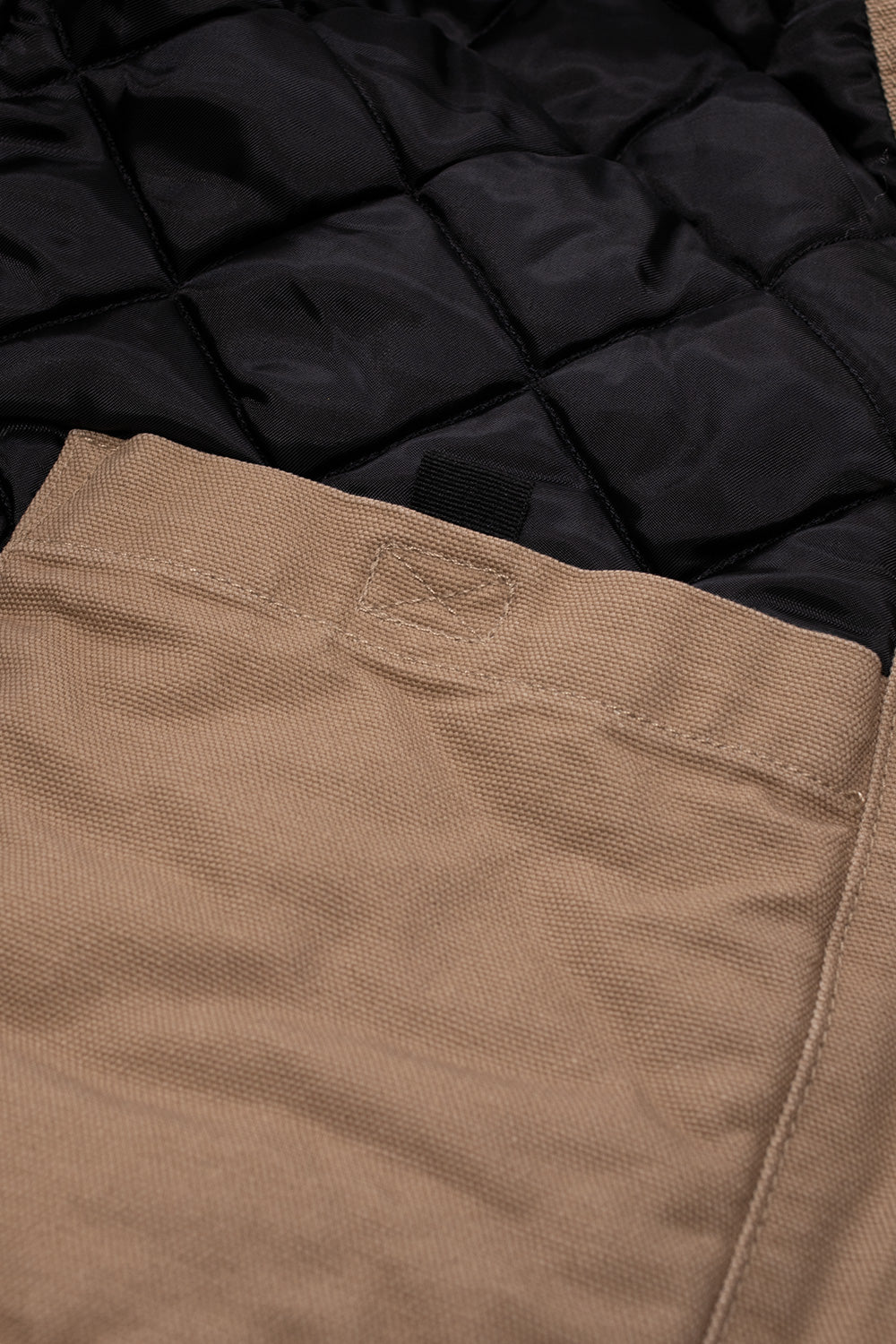 "Innenansicht der Carhartt WIP OG Active Jacket in Peanut – diamantgestepptes Futter für zusätzliche Wärme und Komfort"