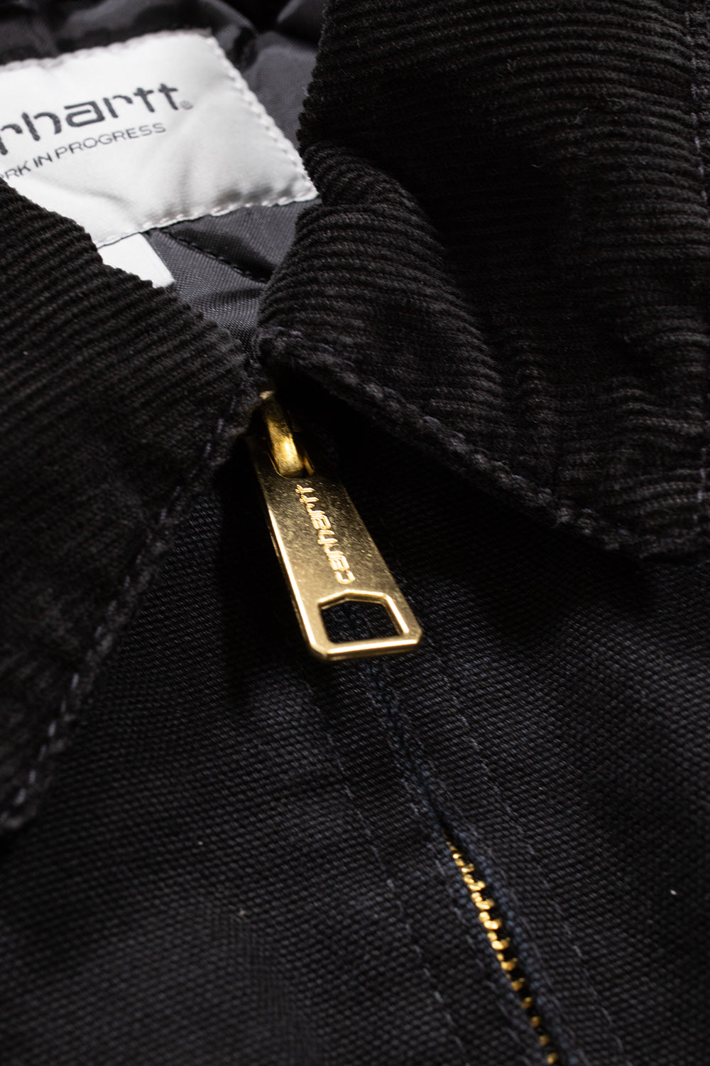 "Vorderansicht der Carhartt WIP OG Detroit Jacket in Black/Black Aged Canvas – funktionales Design mit Reißverschluss und kontrastierendem Kragen"