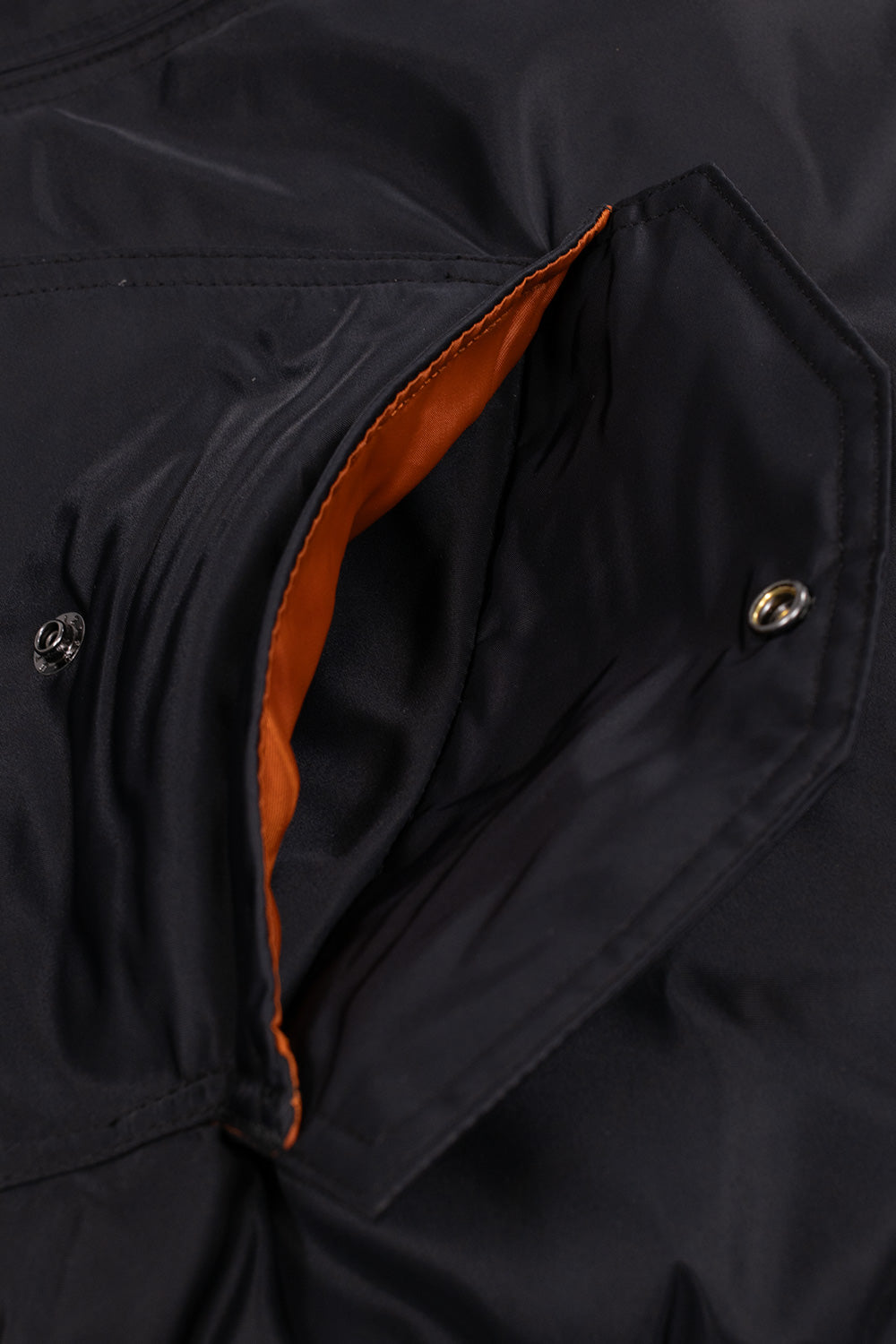 Carhartt WIP Olten Bomberjacke Black / Turmeric – Urbane Jacke mit markanter Farbkombination, Reißverschlusstaschen und ikonischem Carhartt-Logo.