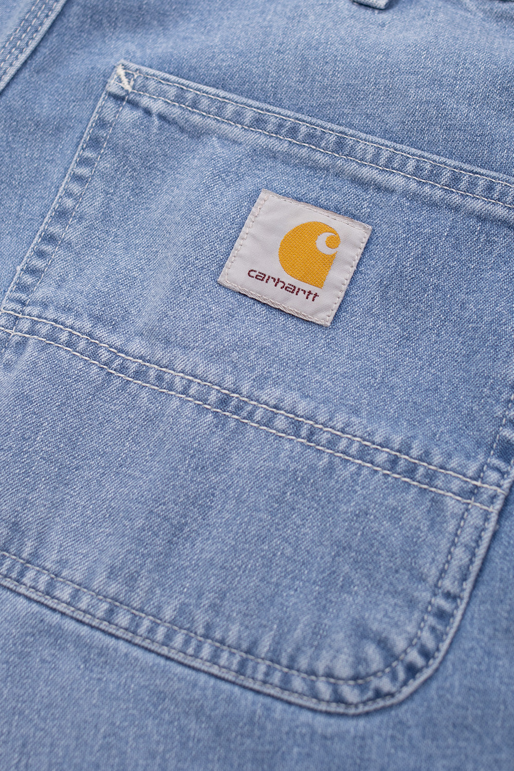Carhartt WIP Simple Short Light True Washed – Lässige Shorts im Relaxed Fit mit praktischen 2 Seiten- und 2 Gesäßtaschen und robustem Norco Denim für maximale Funktionalität.