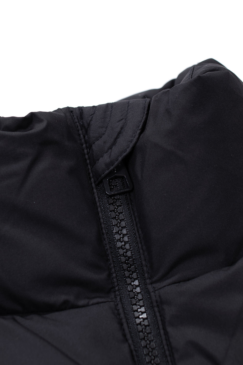 "Nahaufnahme des Brustbereichs der Carhartt WIP Springfield Jacket in Black/Blacksmith – funktionale Taschen und hochwertiges Design"