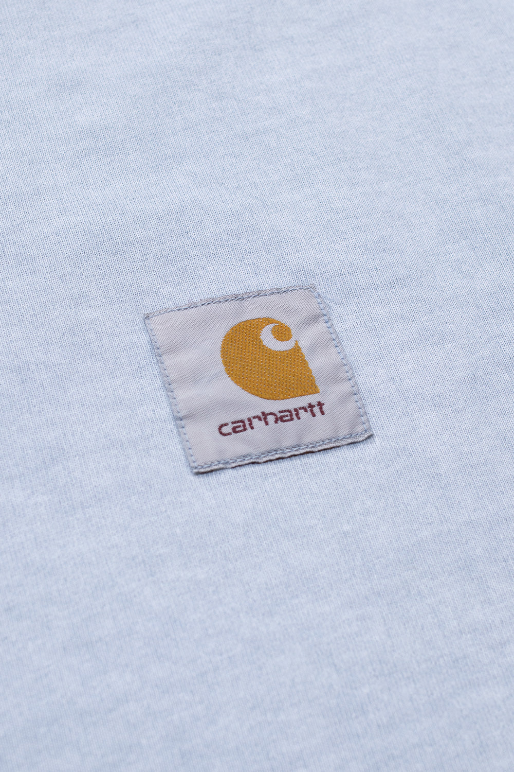 "Detailaufnahme des Carhartt WIP Vista T-Shirt in Dusty Ice – minimalistisches Design mit sorgfältigem Logo-Print und klassischem Rundhalsausschnitt"