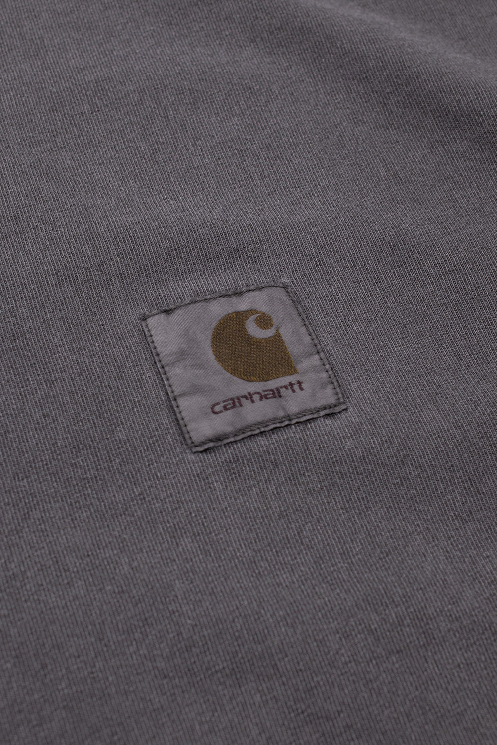 "Nahaufnahme des Brustlogos auf dem Carhartt WIP Vista T-Shirt in Graphite – dezente Details für einen zeitlosen Look"