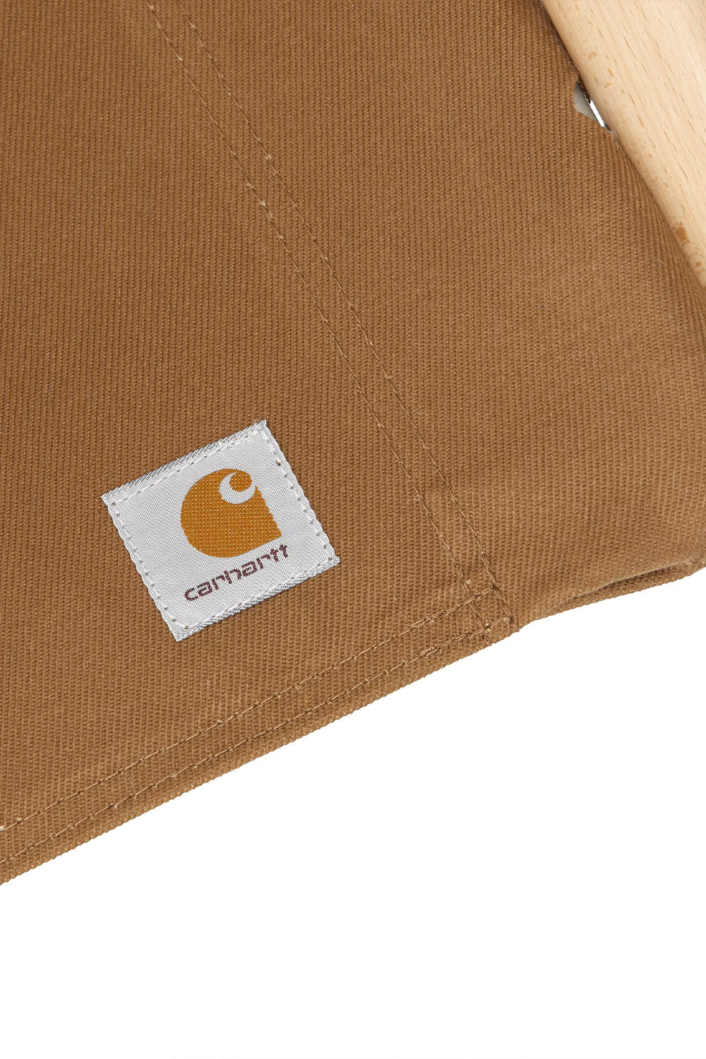 "Nahaufnahme des Carhartt WIP x NYChair in Hamilton Brown – stilvoller Stuhl mit praktischer Konstruktion und zeitloser Ästhetik"