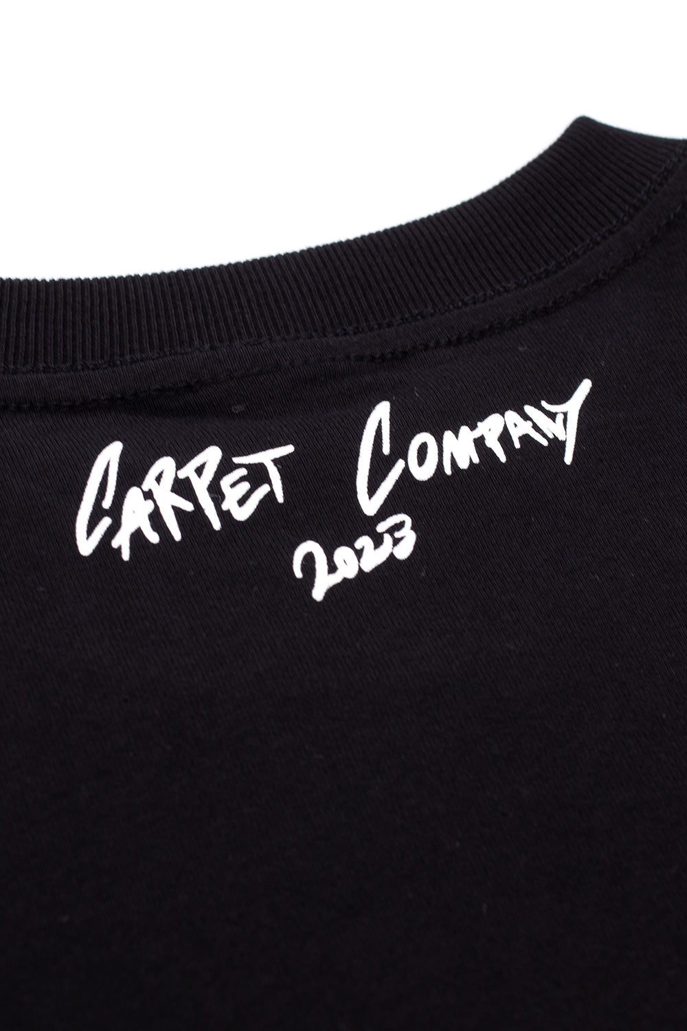 "Weiches Carpet Company T-Shirt Black – Lässiges T-Shirt mit lila C-Star Print im minimalistischen Style"