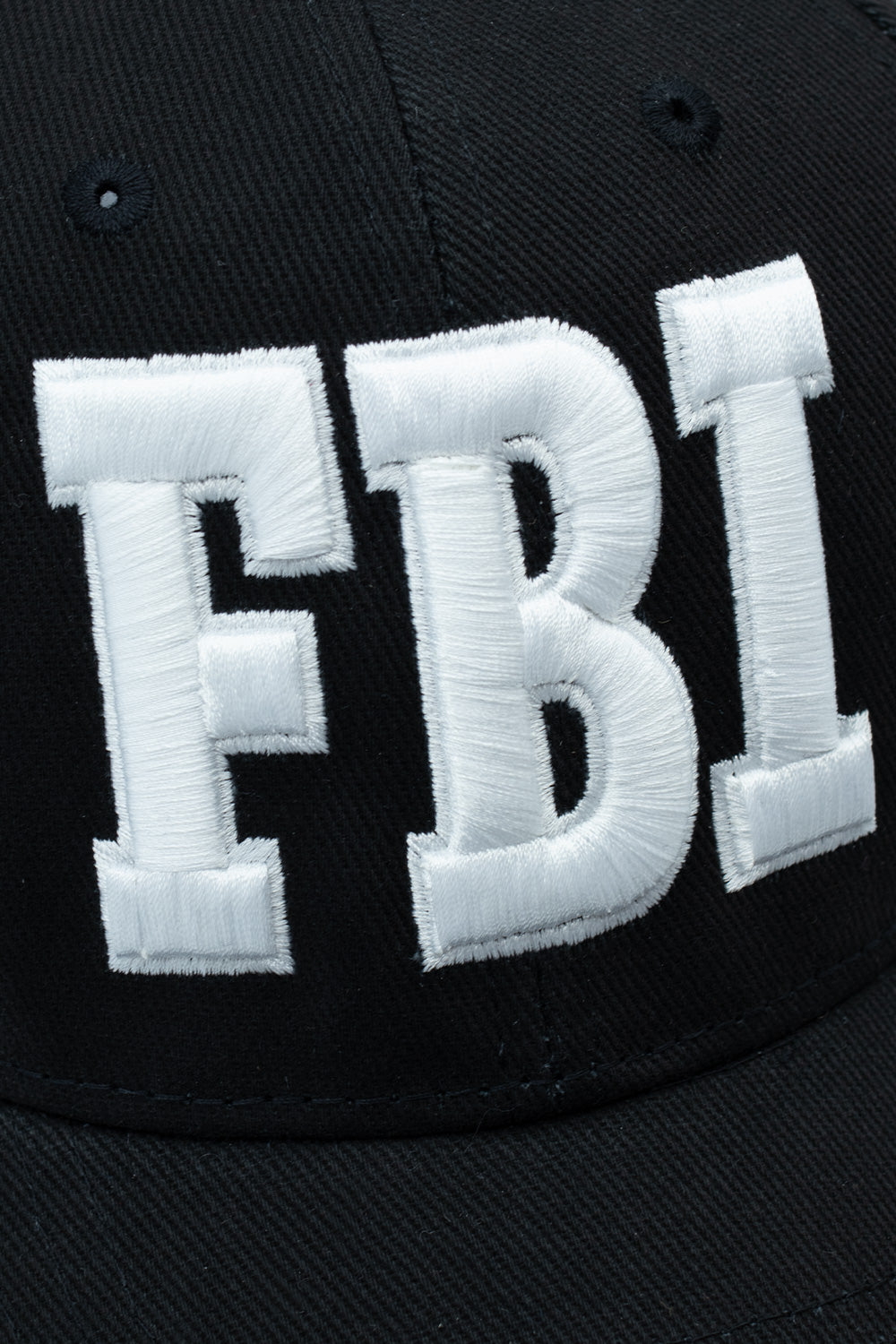 "Nahaufnahme der Citi Bike Boyz FBI Cap in Schwarz – coole Cap mit dezentem Design und markantem Schriftzug auf der Vorderseite"