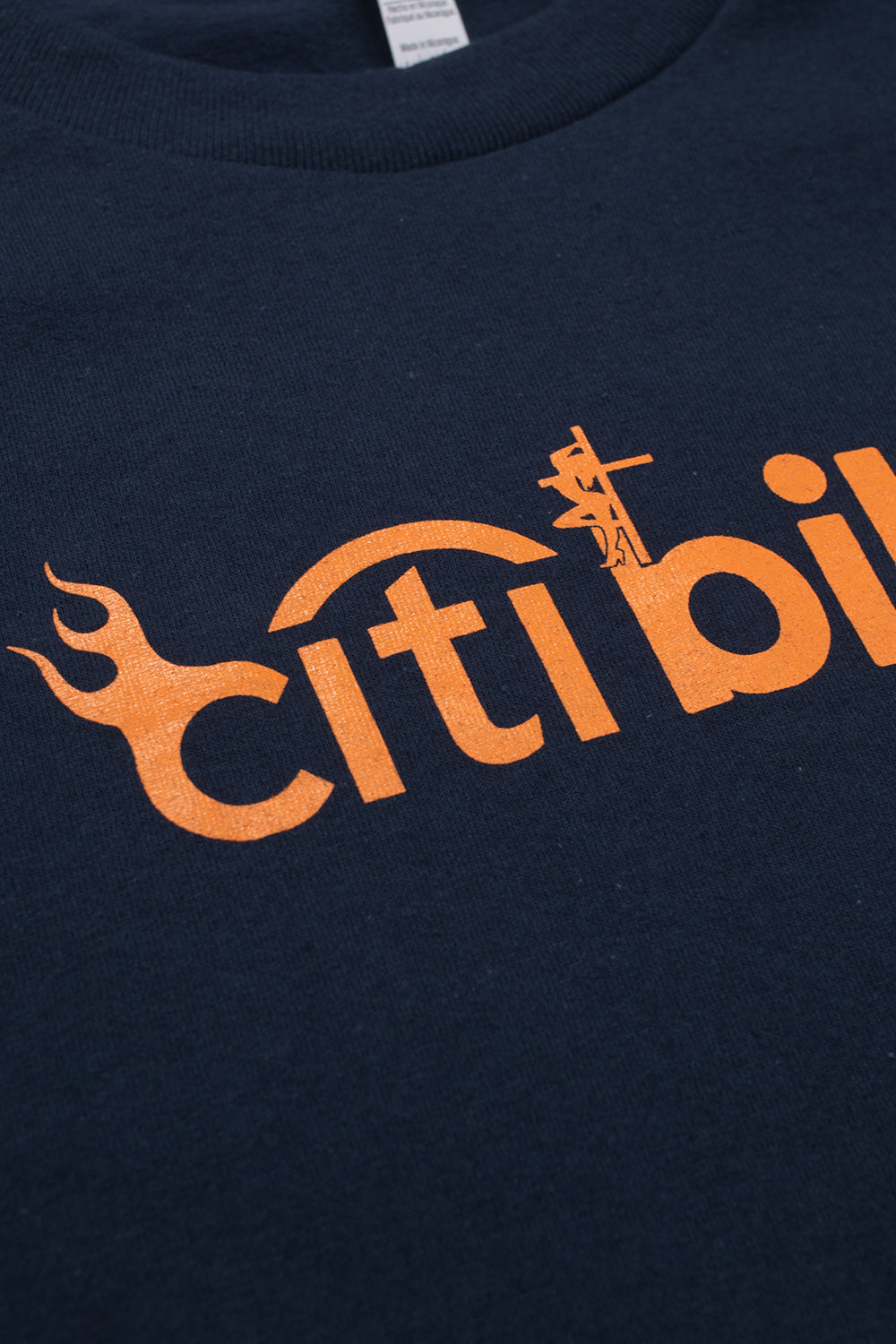 "Detailansicht des Citibikeboys Holy T-Shirts in Navy – stilvolle grafische Darstellung im urbanen Streetwear-Look"