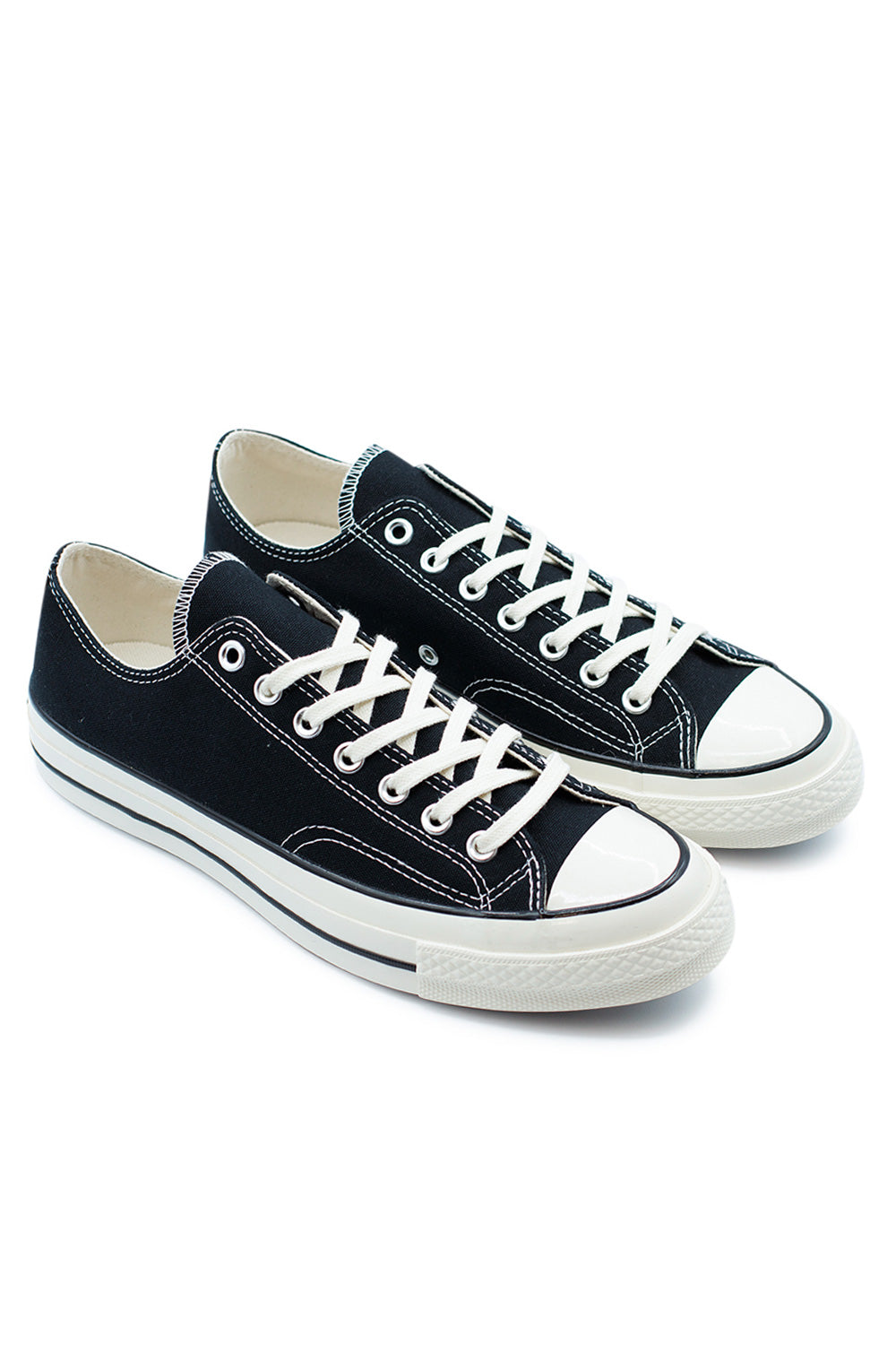 Seitenansicht des Converse Chuck 70 OX mit erhöhtem Gummirand, Vintage-Nähten und minimalistischer Silhouette
