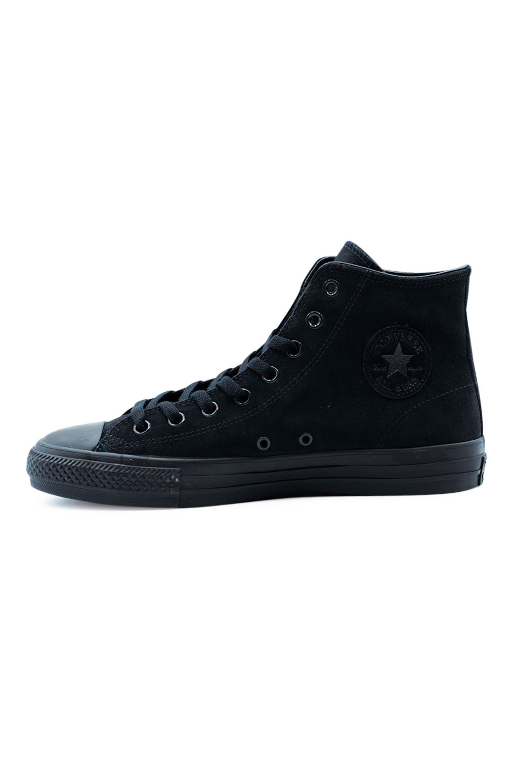 Nahaufnahme des legendären Chuck Taylor Knöchel-Patches auf schwarzem Suede-Upper