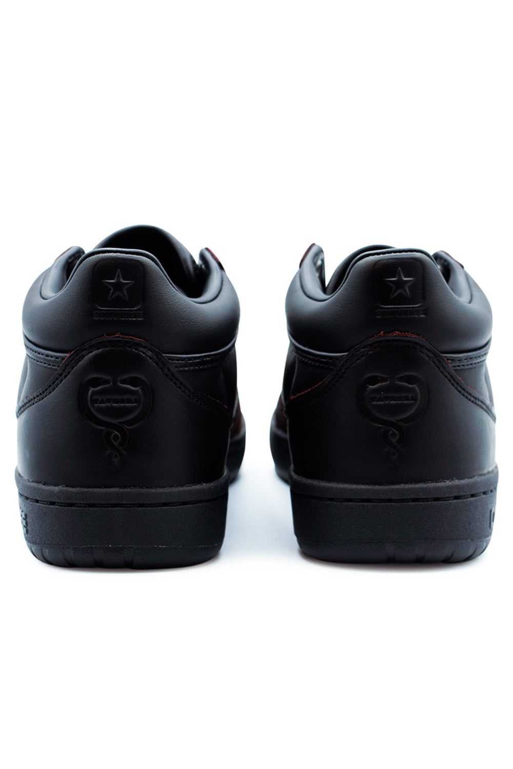 Fersenansicht mit geprägtem Schlangen-Motiv – Remy Taviera x Converse Sneaker mit versteckter Symbolik