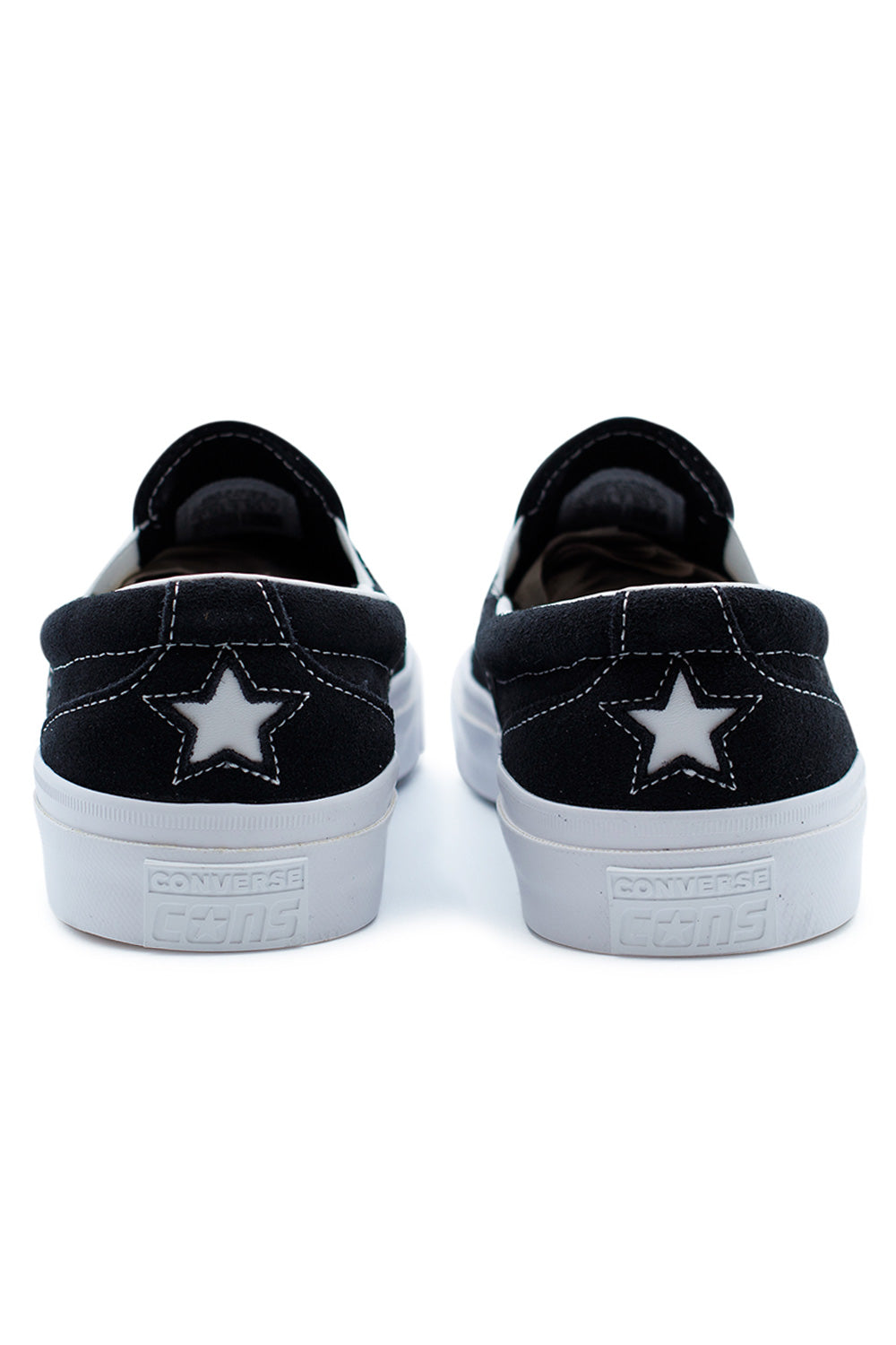 Detailaufnahme des schwarzen Slip-On Skate-Schuhs Converse One Star CC mit Leder- und Wildlederfutter