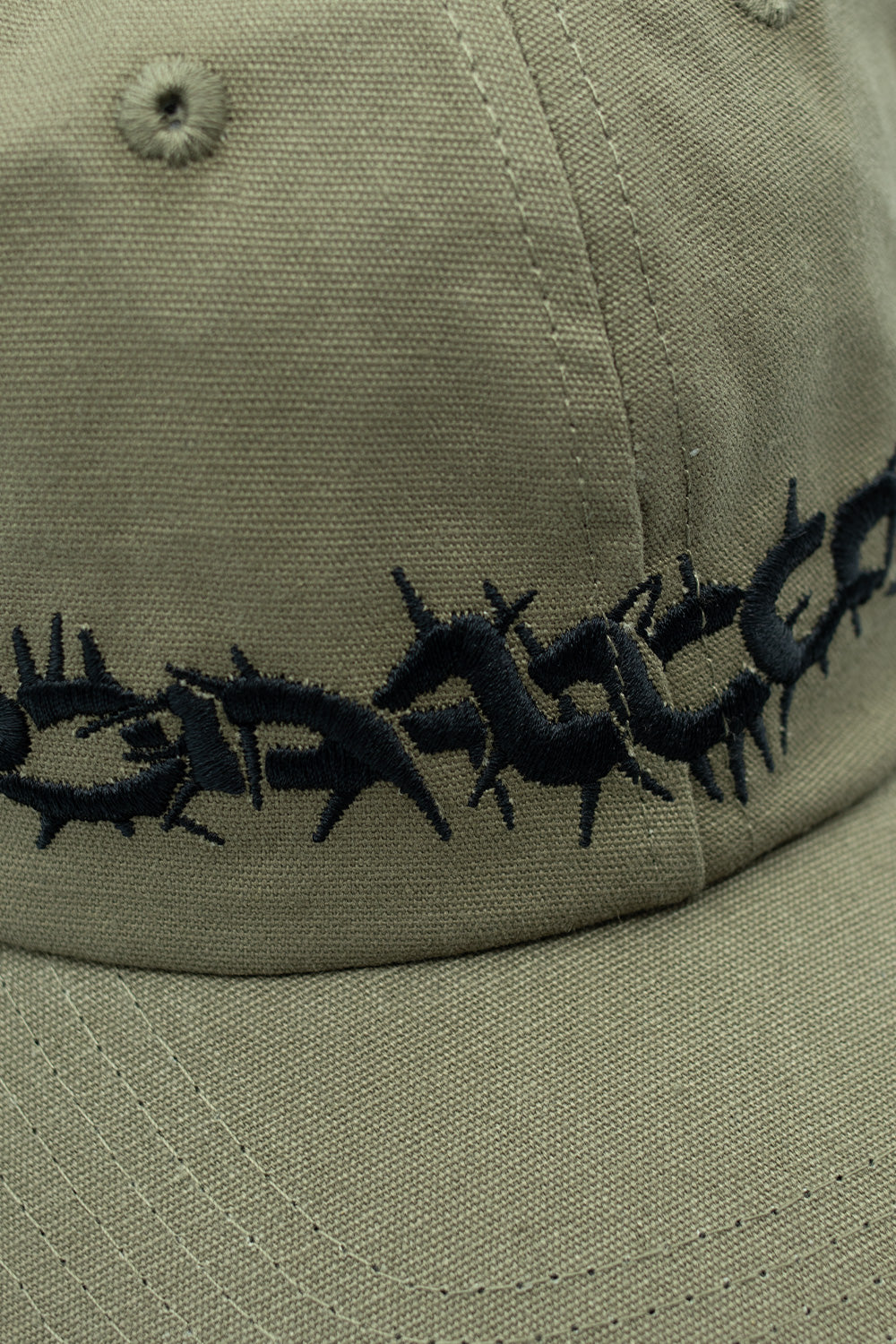 Dancer Crown Cap Green – Hochwertige Dad Cap aus Baumwolle mit einzigartiger Dornenkranz-Stickerei, bequemem Innen-Schweißband und zeitlosem Design.
