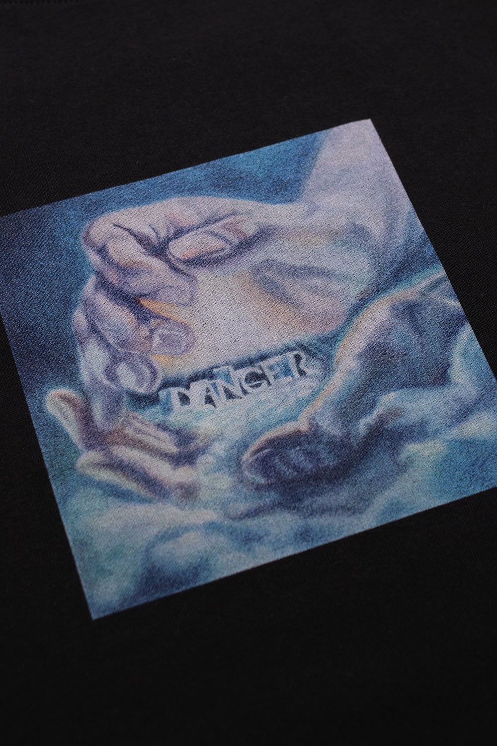 Schwarzes Dancer Magic T-Shirt aus schwerer, vorgeschrumpfter Bio-Baumwolle mit stylischem Brust-Print – Komfortables und langlebiges Design, made in Portugal.