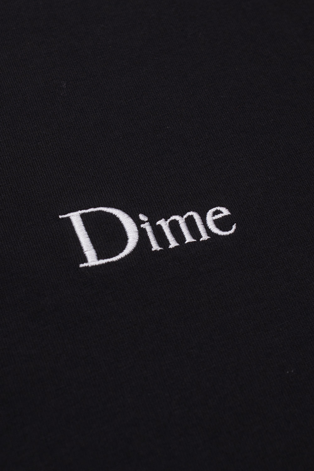 Schwarzes Dime T-Shirt mit dezentem Logo – zeitloses Basic für lässige Streetwear-Outfits