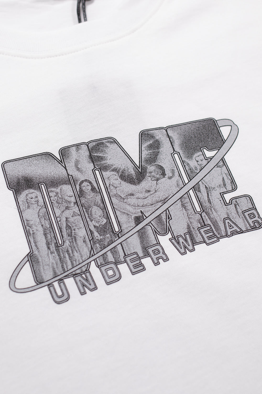 Dime Cosmic Tee in Weiß – Hochwertiges Baumwoll-Shirt mit einzigartigem Space-Design