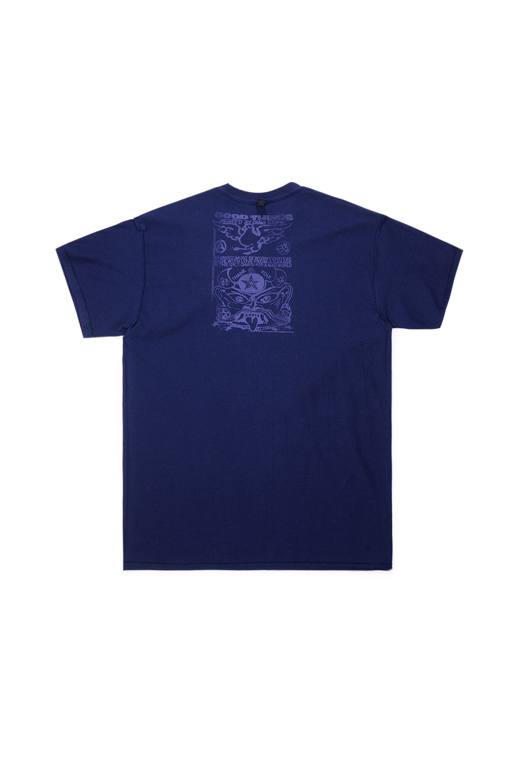 "Detaillierte Nahaufnahme des Good Things Bathory T-Shirts in Navy"