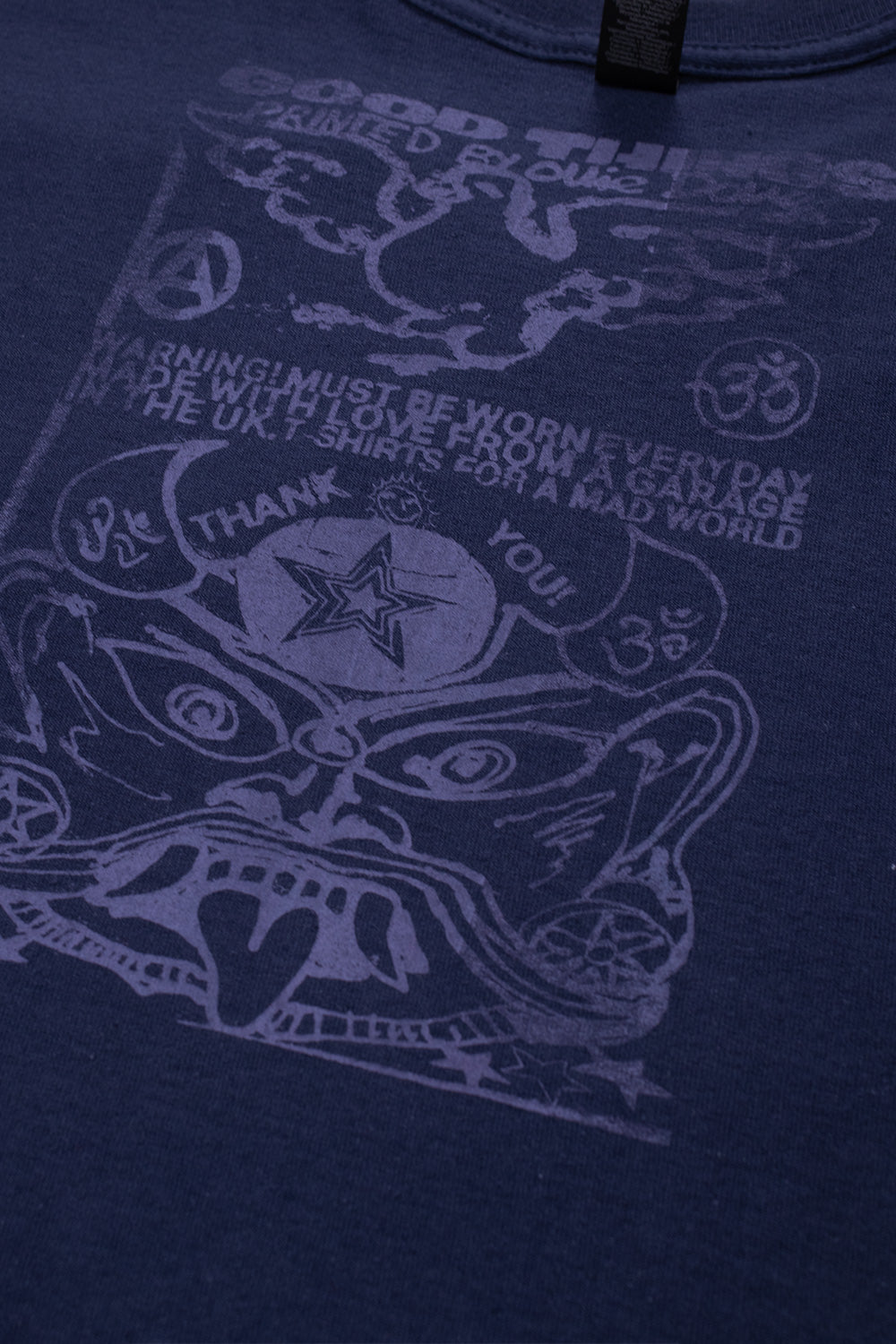 "Lässiges Design: Good Things Bathory T-Shirt in Navy für Streetwear-Look"