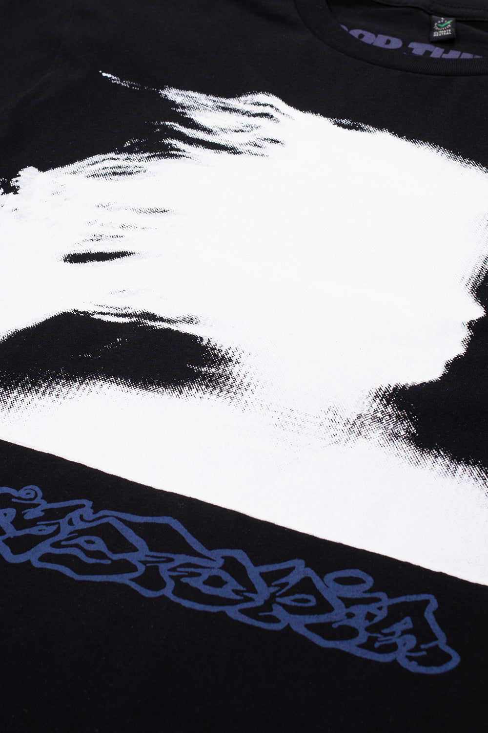 "Detailaufnahme vom Good Things Dystopia T-Shirt – Grafik-Print auf schwarzem Stoff"