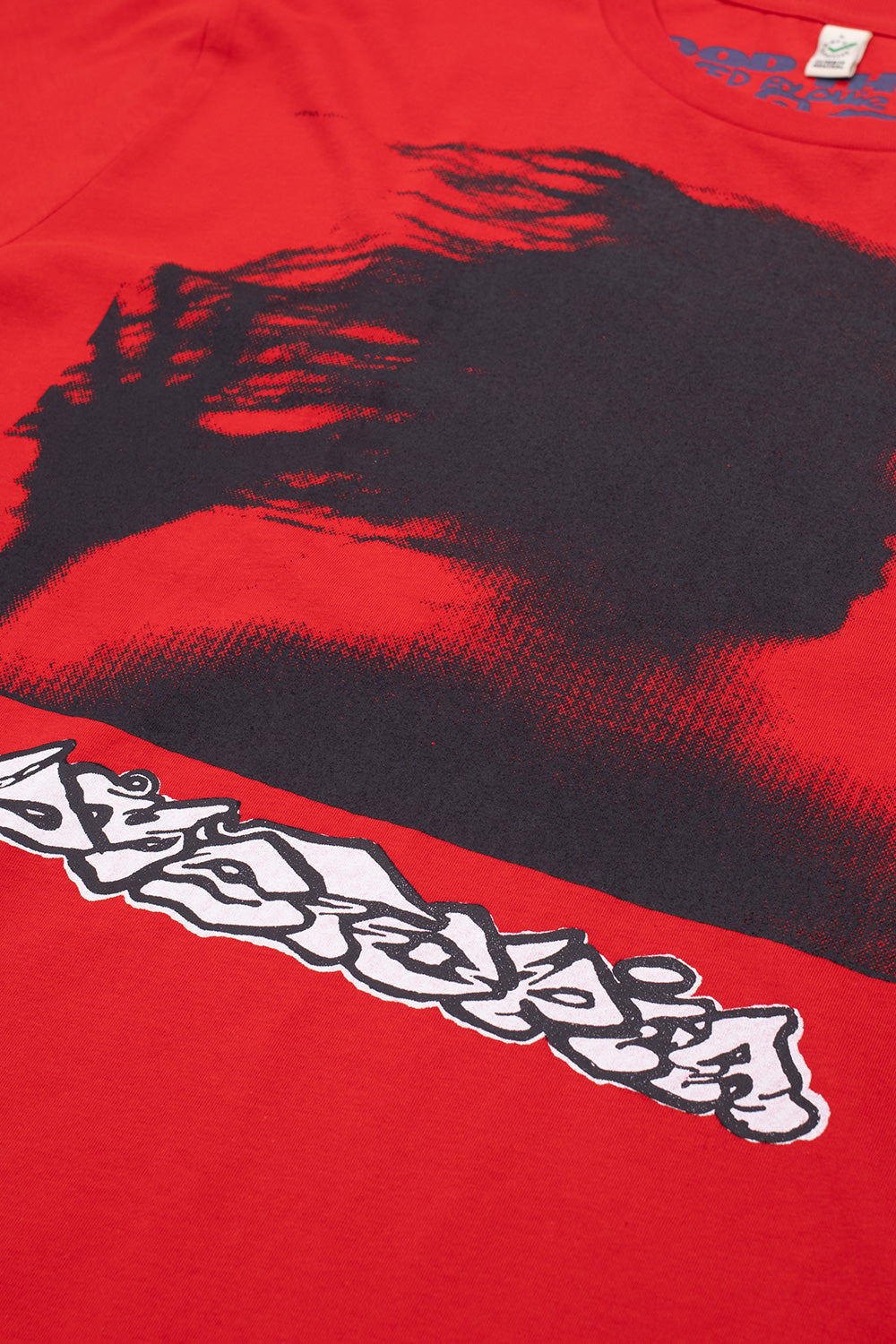 "Detailaufnahme vom weißen Print auf dem Good Things Dystopia T-Shirt in Rot"
