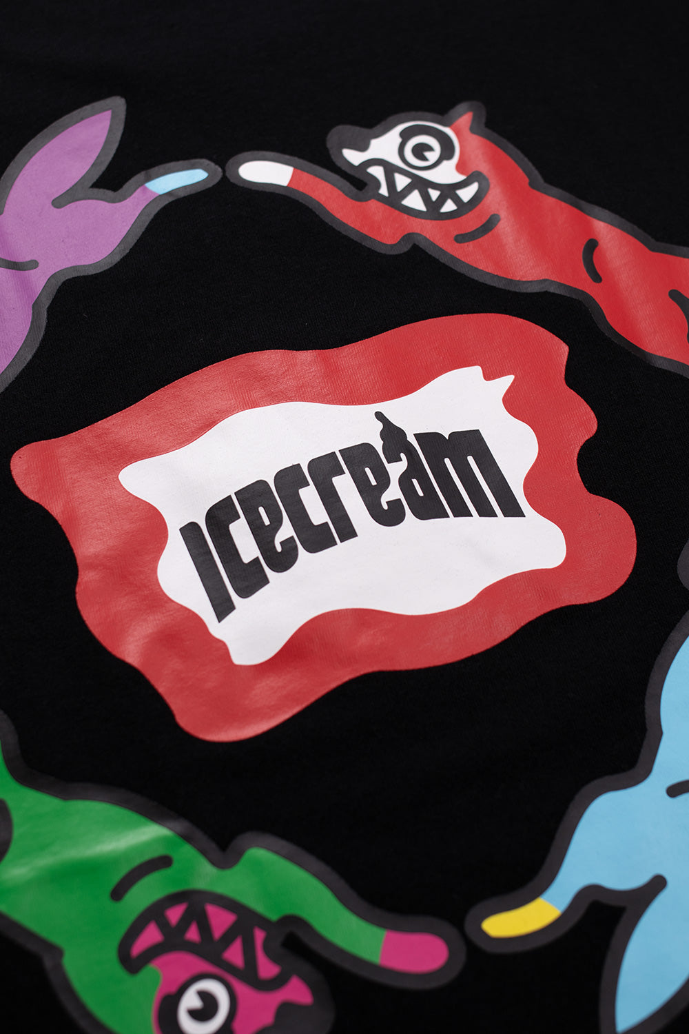 IceCream Roundabout T-Shirt Black – Urbanes Skate-T-Shirt mit farbenfrohem IceCream-Rundlogo auf der Vorderseite