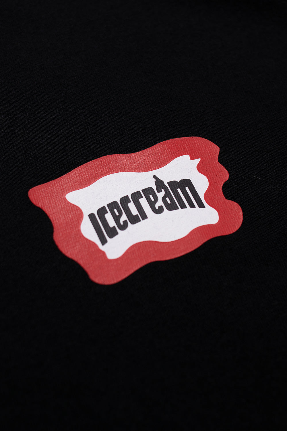 IceCream Roundabout Tee Schwarz – Lässiges schwarzes T-Shirt mit auffälligem IceCream-Logo-Design für moderne Streetwear-Fans