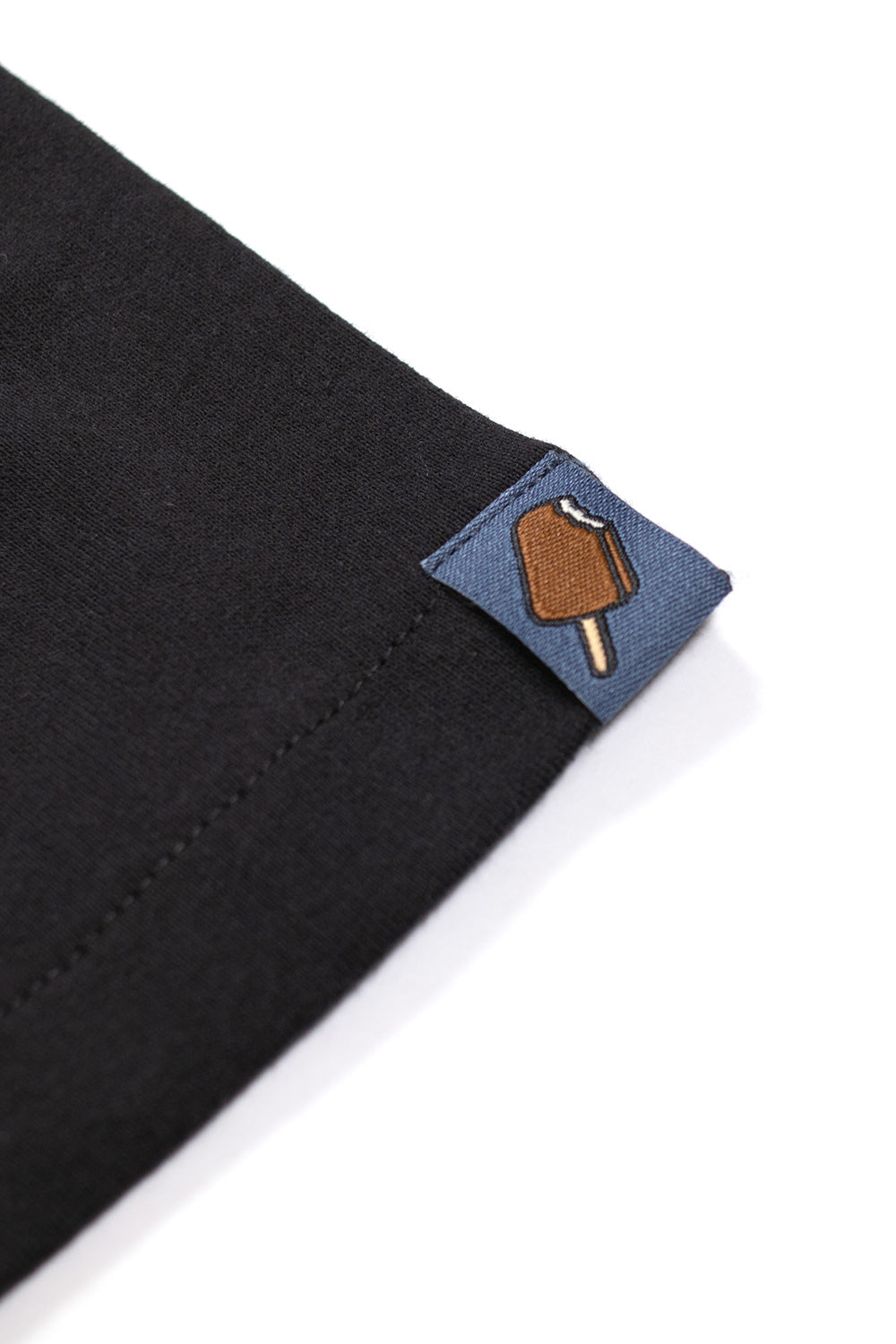 IceCream Roundabout T-Shirt Black – Hochwertiges schwarzes T-Shirt mit markantem IceCream Roundabout-Print für den perfekten Alltagslook