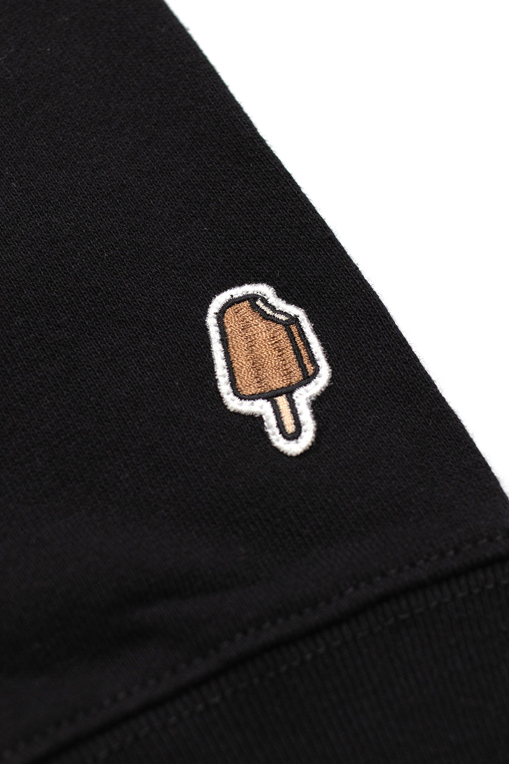 IceCream Roundabout Zip Through Hood Black – Zeitloser schwarzer Kapuzenpullover mit Reißverschluss und auffälligem Streetwear-Design von IceCream