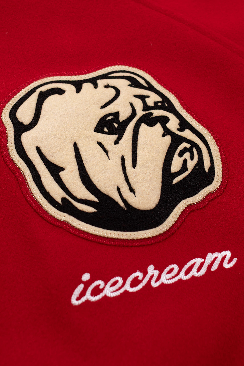 Varsity Jacket von IceCream mit roten, weißen und schwarzen Farbkontrasten – Streetwear im ikonischen College-Design.