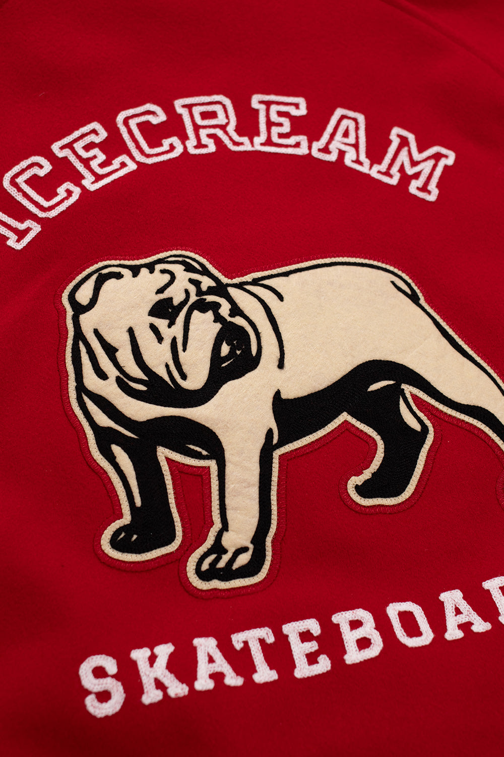 Klassische Collegejacke mit IceCream Branding und markantem Bulldoggenmotiv – inspiriert von Skate- und Popkultur.